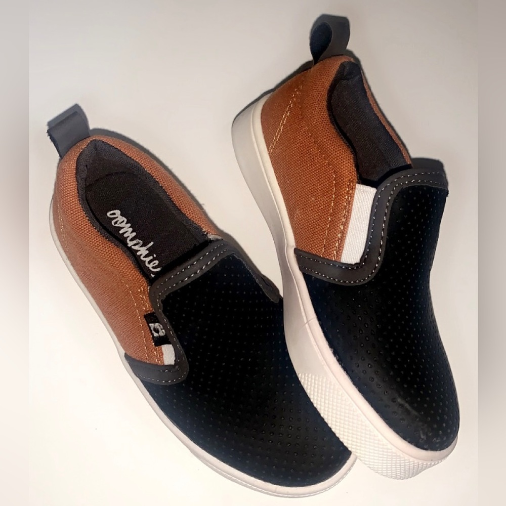 Oomphies toddler 8 slip ons